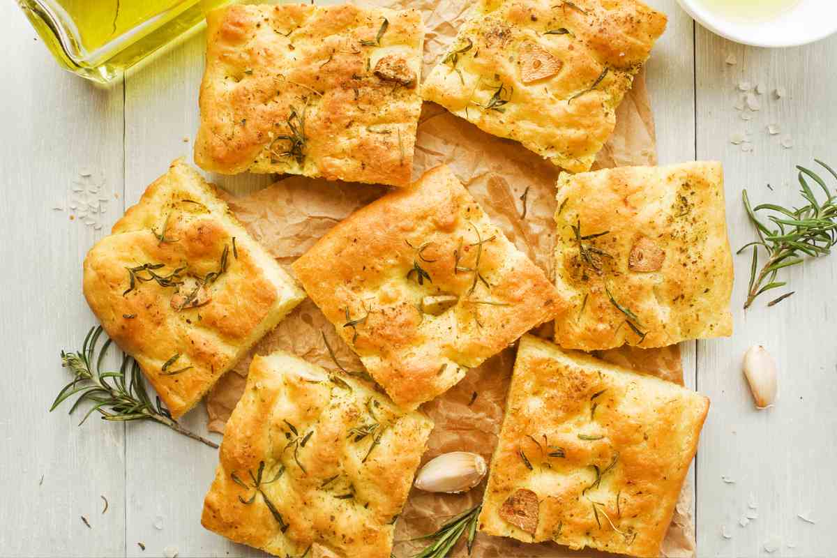 Stasera ho amici a cena, al posto del pane servo la schiacciata: sottile e con il fondo croccante come piace a me