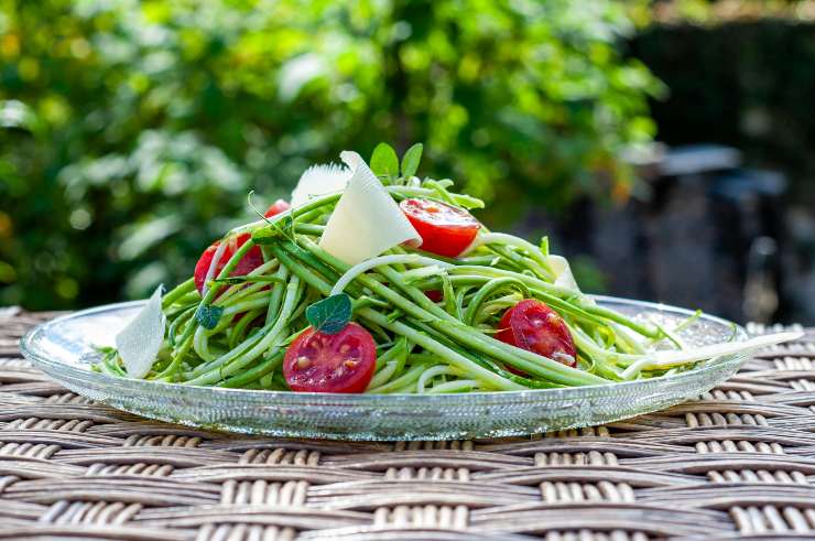 spaghetti di zucchine con pomodorini e scaglie di formaggio