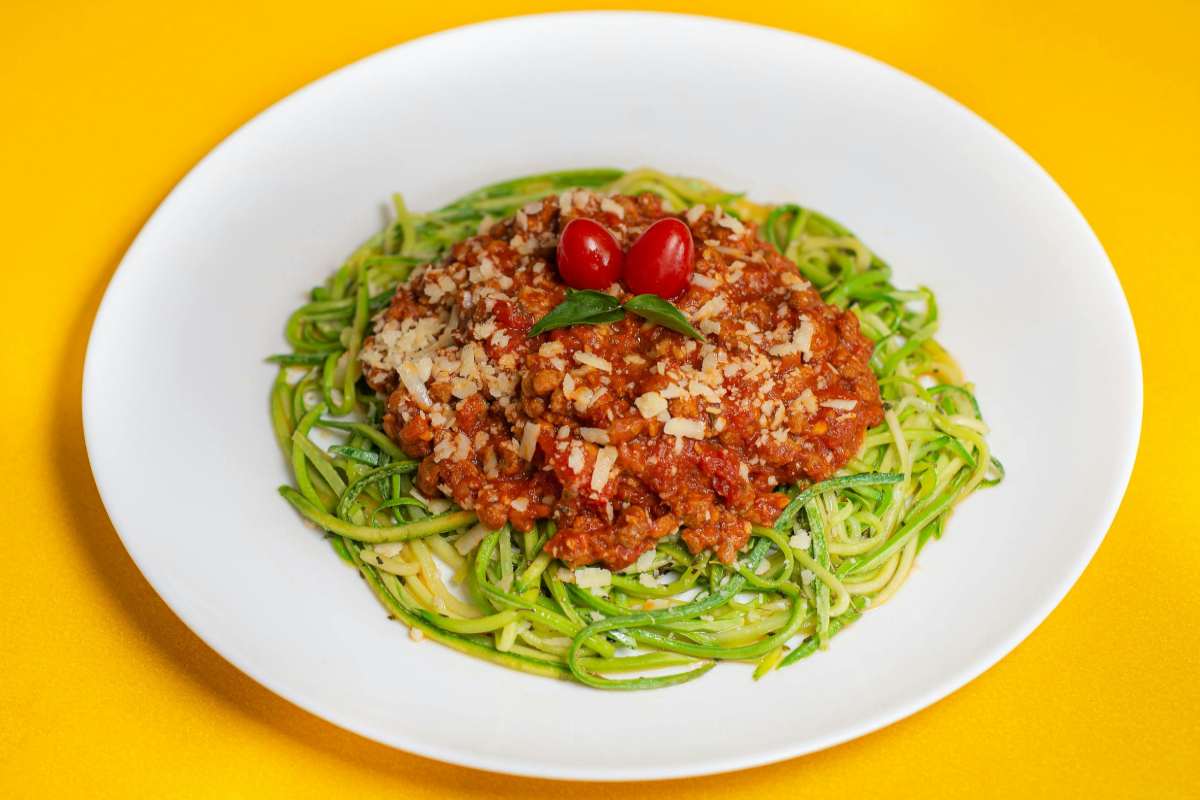 spaghetti di zucchine con sugo e pomodorini