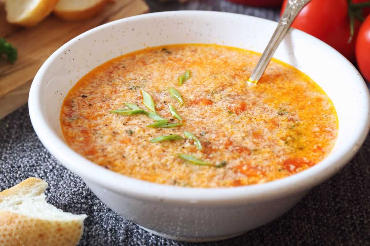 zuppa in una ciotola con cucchiaio