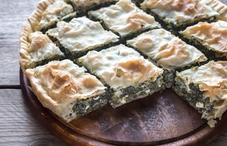 torta rustica con spinaci tagliata a quadretti