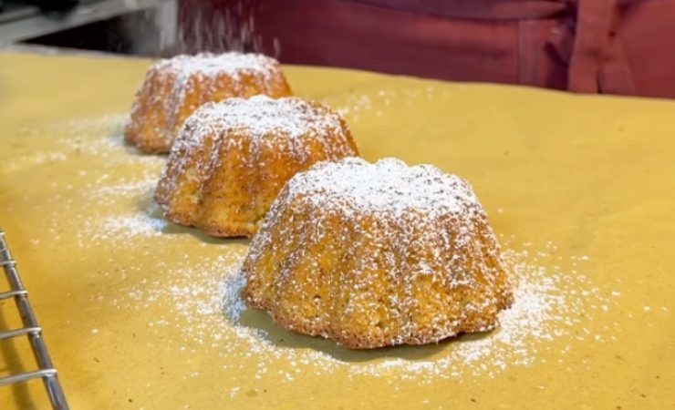 Tre tortine cotte con zucchero a velo