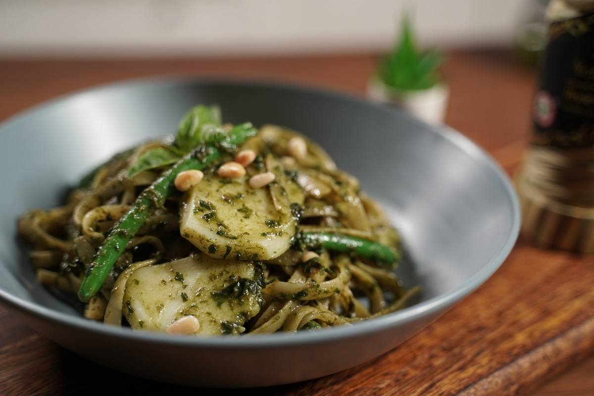 piatto di trenette con pesto patate e fagiolini