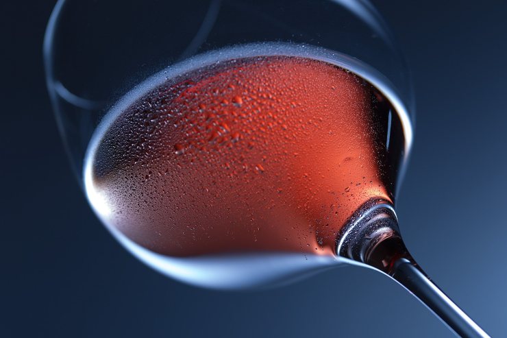 calice di vino rosato