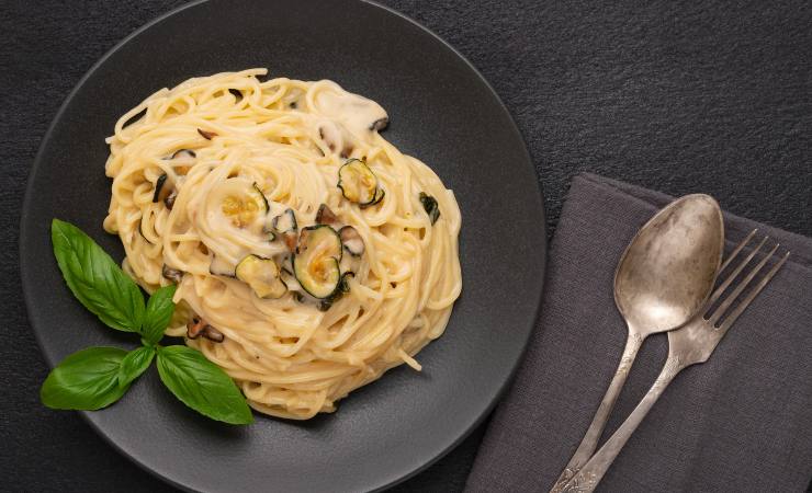 Piatto con spaghetti, basilico e zucchine