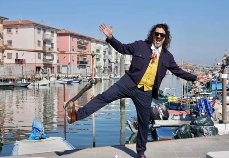 alessandro borghese su un piede solo a chioggia vicino alla laguna