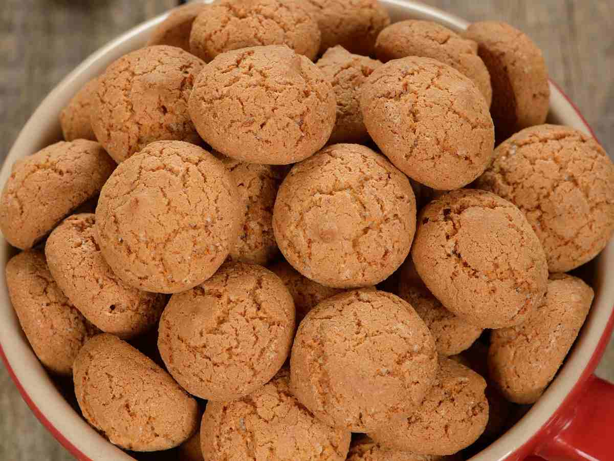 Amaretti abruzzesi in una ciotola