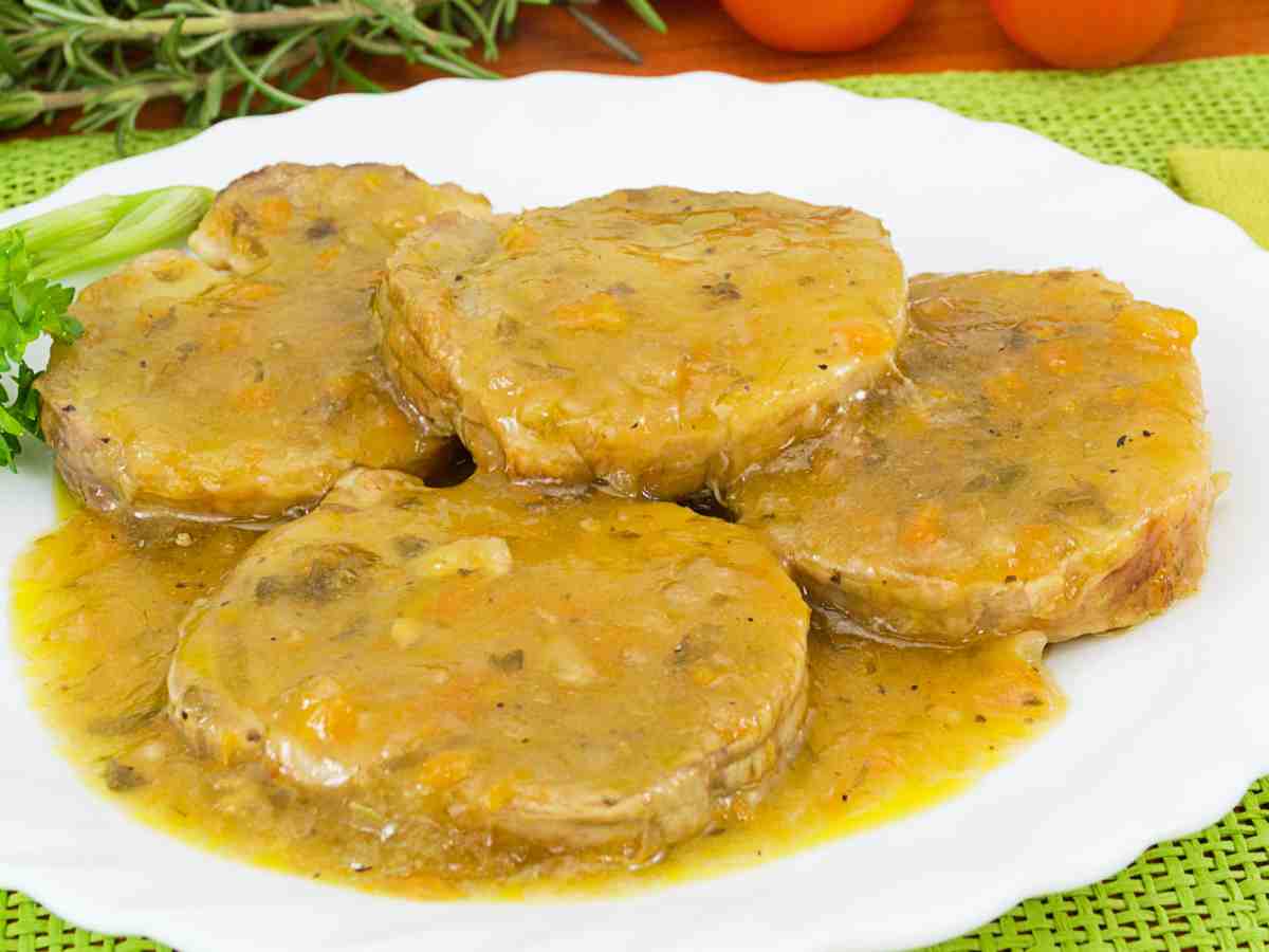 piatto con fette di arrosto condite con salsa