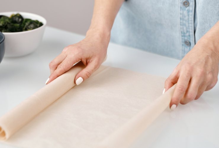 Carta forno per rivestire lo stampo per plumcake Buttalapasta.it