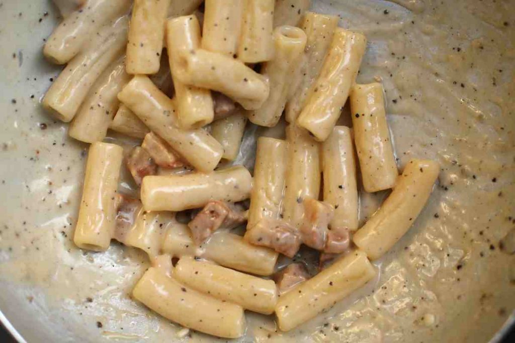 pasta alla gricia in una padella vista dall'alto