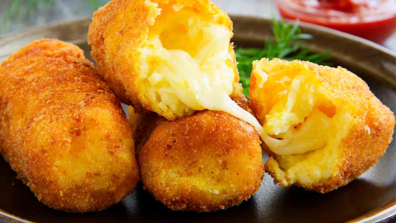 Senza cuocere le patate prepari i crocchè, geniale no? La ricetta furba che ti salva l’aperitivo