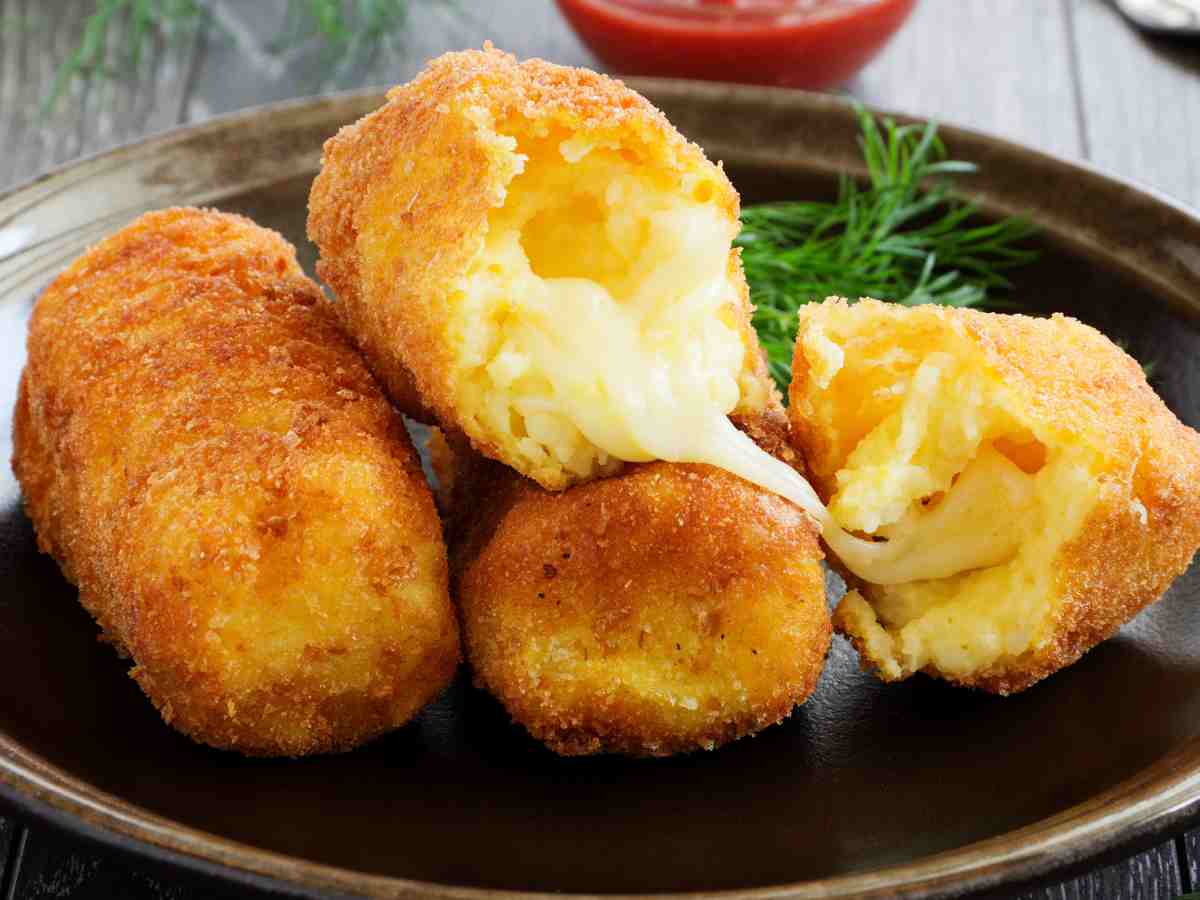 Crocchette di patate con cuore filante di brie in un piatto