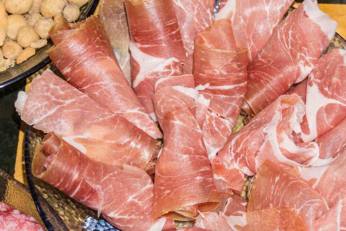 Fagottini di prosciutto crudo in un vassoio