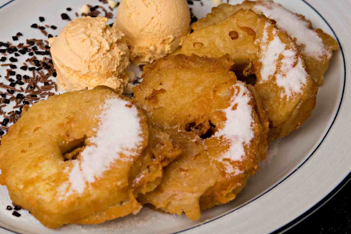 Frittelle di ananas con palline di gelato