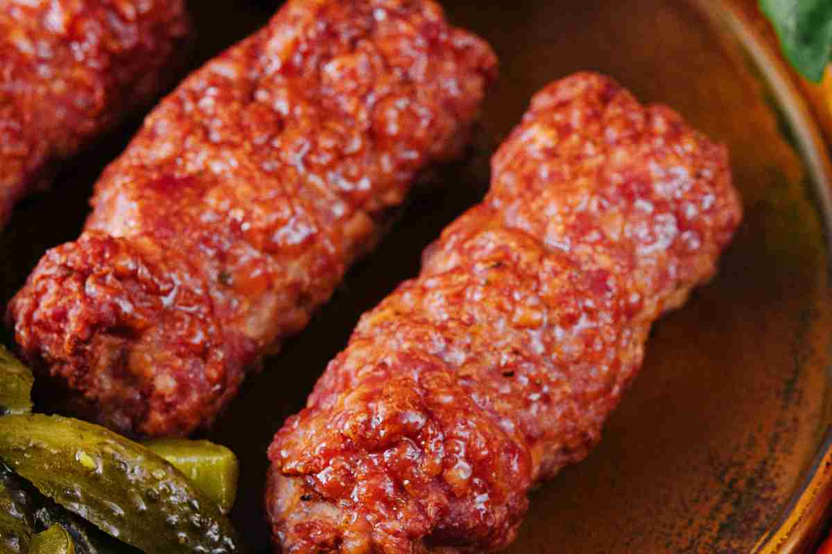 Involtini di carne al sugo in un piatto