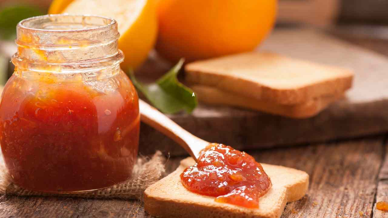 Non butto neanche la buccia delle arance, preparo una marmellata da urlo, la ricetta della nonna è sempre una garanzia