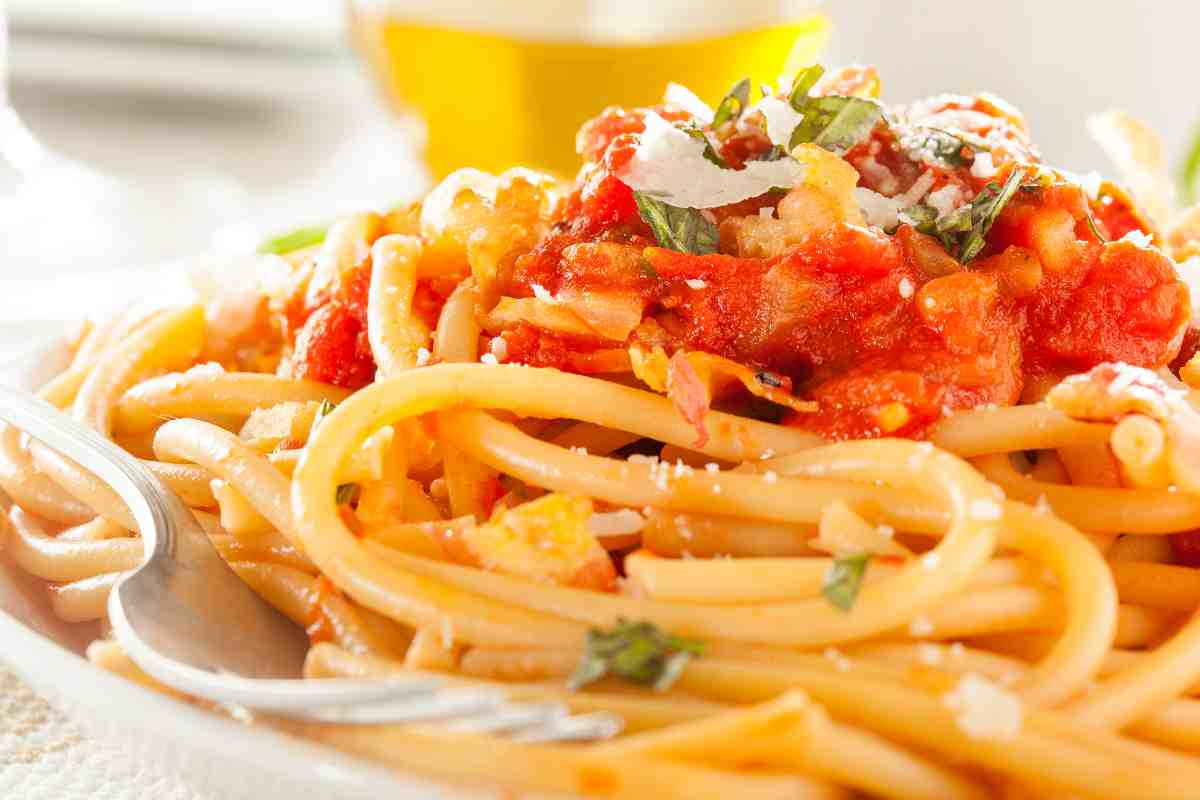 Pasta all'amatriciana in un piatto