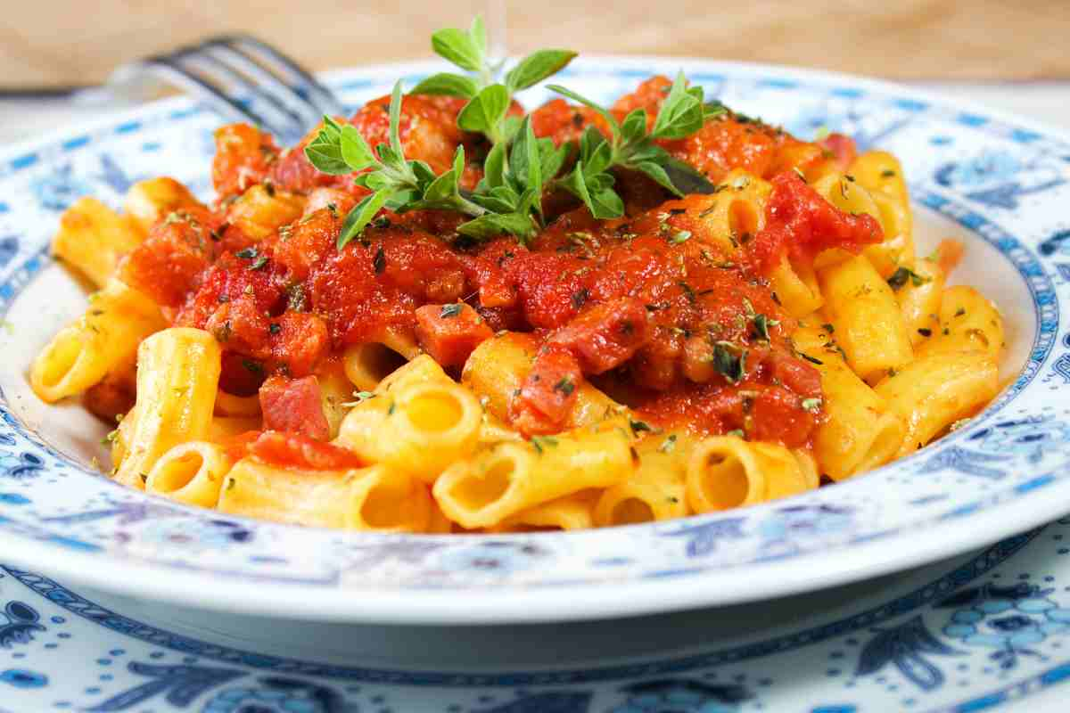 Pasta all'amatriciana con pancetta in un piatto