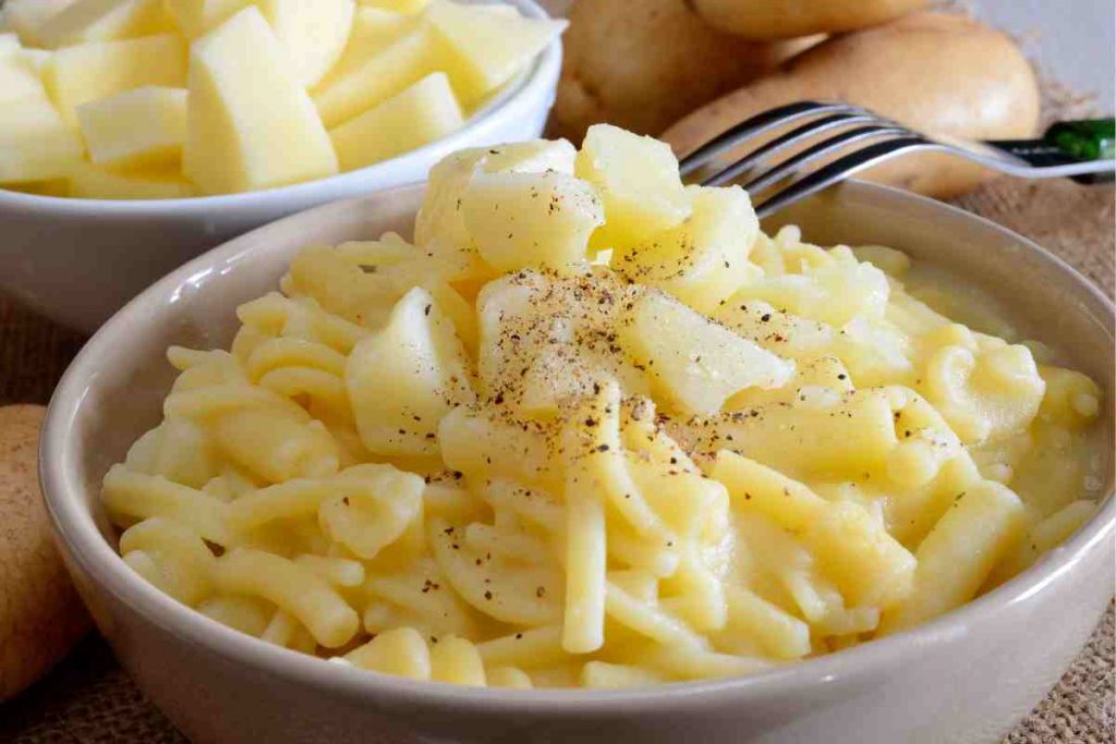 Pasta e patate cremosa in una ciotola