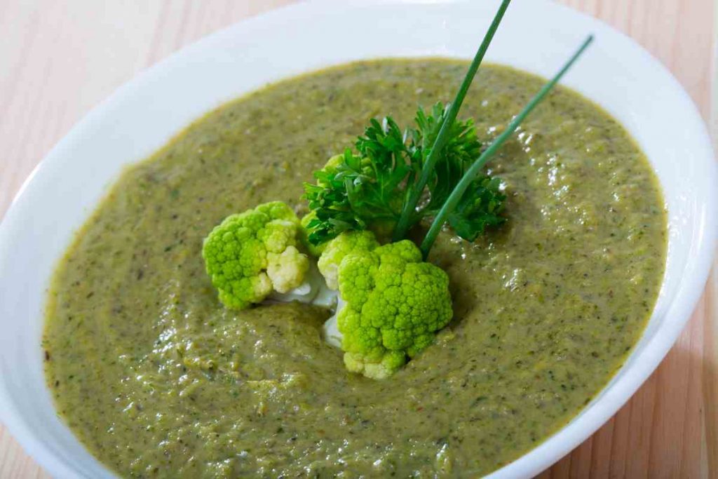 Pesto di broccoli in una ciotola