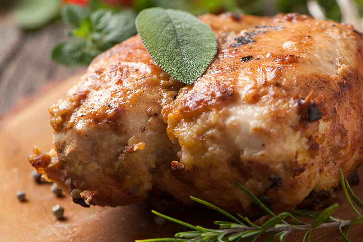 Gusta il petto di pollo morbido dentro e croccante fuori, perfettamente rosolato grazie a un piccolo trucco che ti svelo