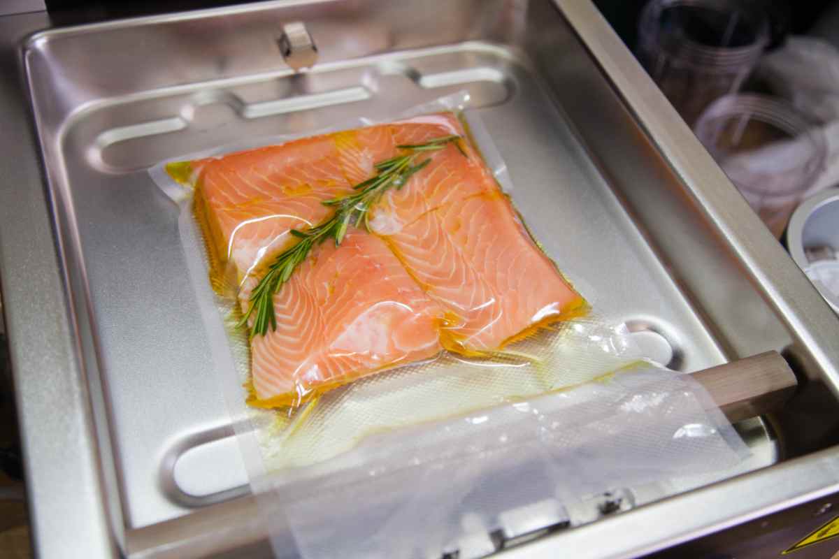 Salmone contaminato, la scoperta inquietante: “Etichette di scadenza staccate con l’asciugacapelli”