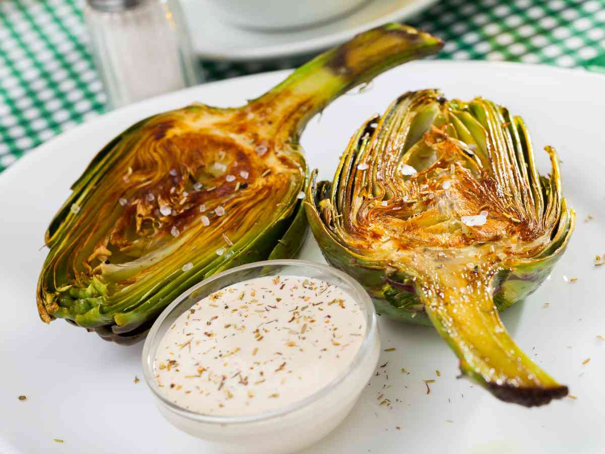 piatto con carciofi arrostiti e salsa all'aglio