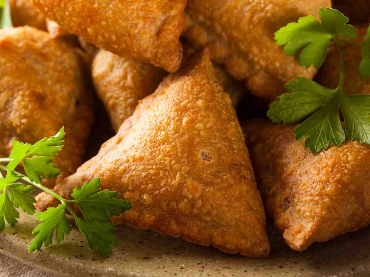 Samosa di pollo in un piatto