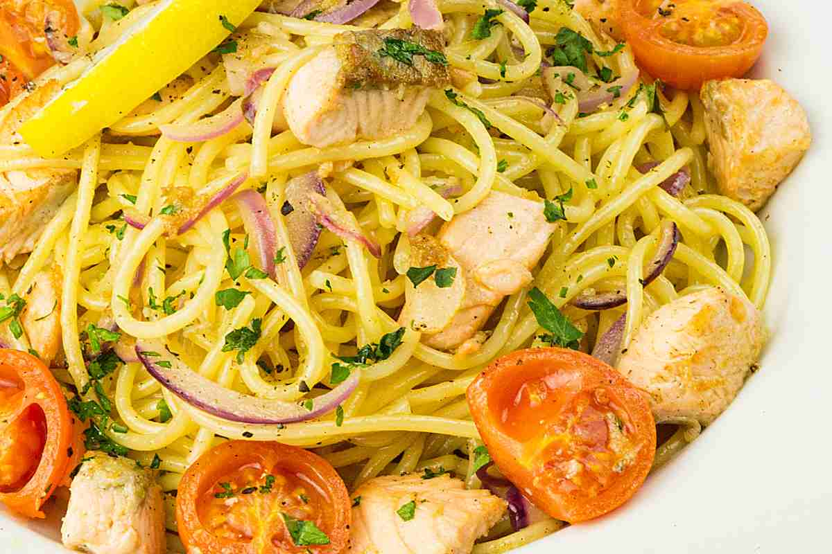 Spaghetti salmone e pomodorini in un piatto