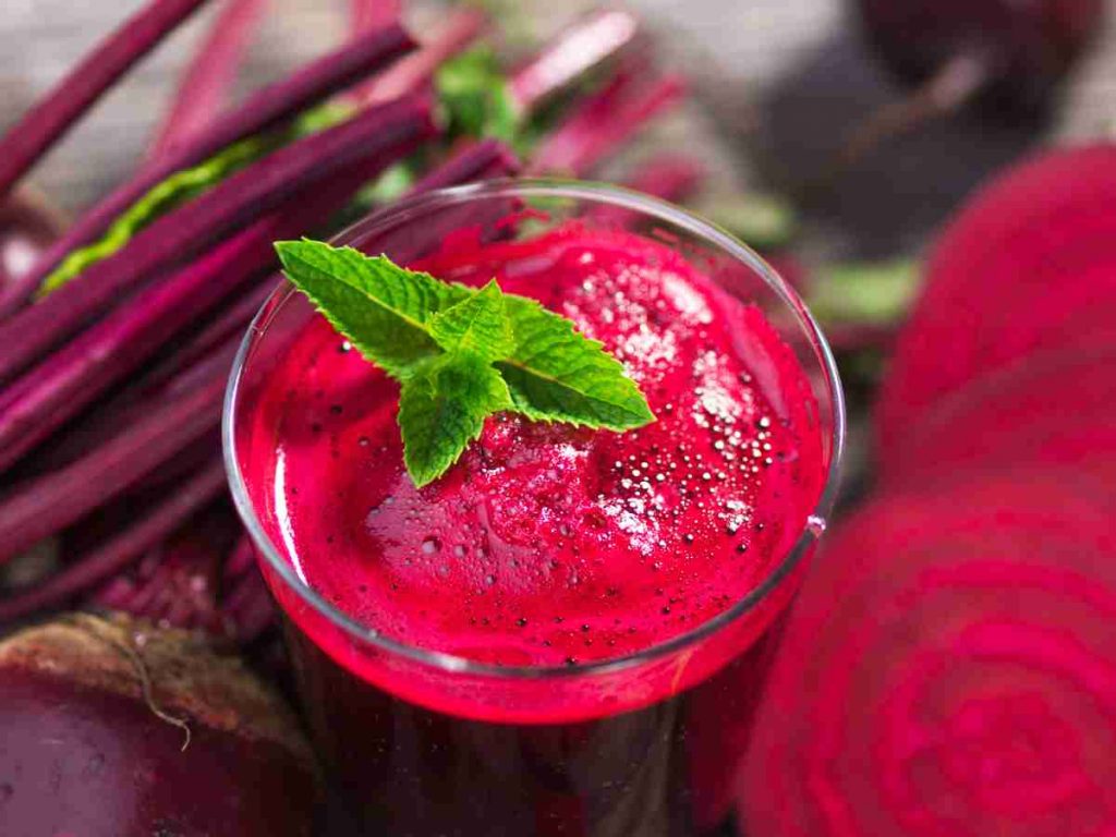 Succo di barbabietola rossa in un bicchiere