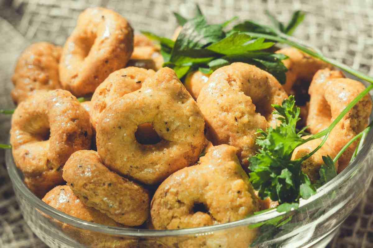 Taralli alle cipolle in una ciotola di vetro