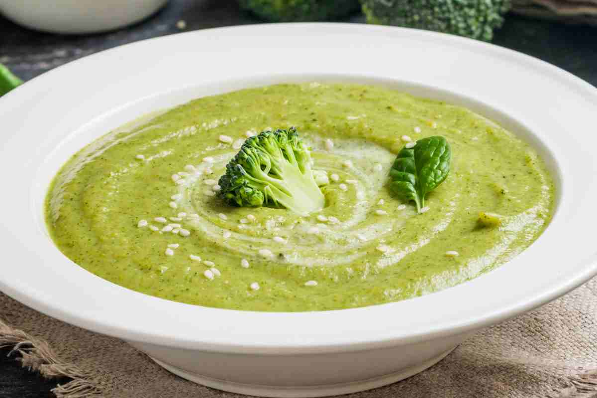 Vellutata di broccoli in un piatto