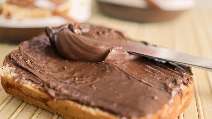 fetta di pancarrè con sopra crema spalmabile al cioccolato 