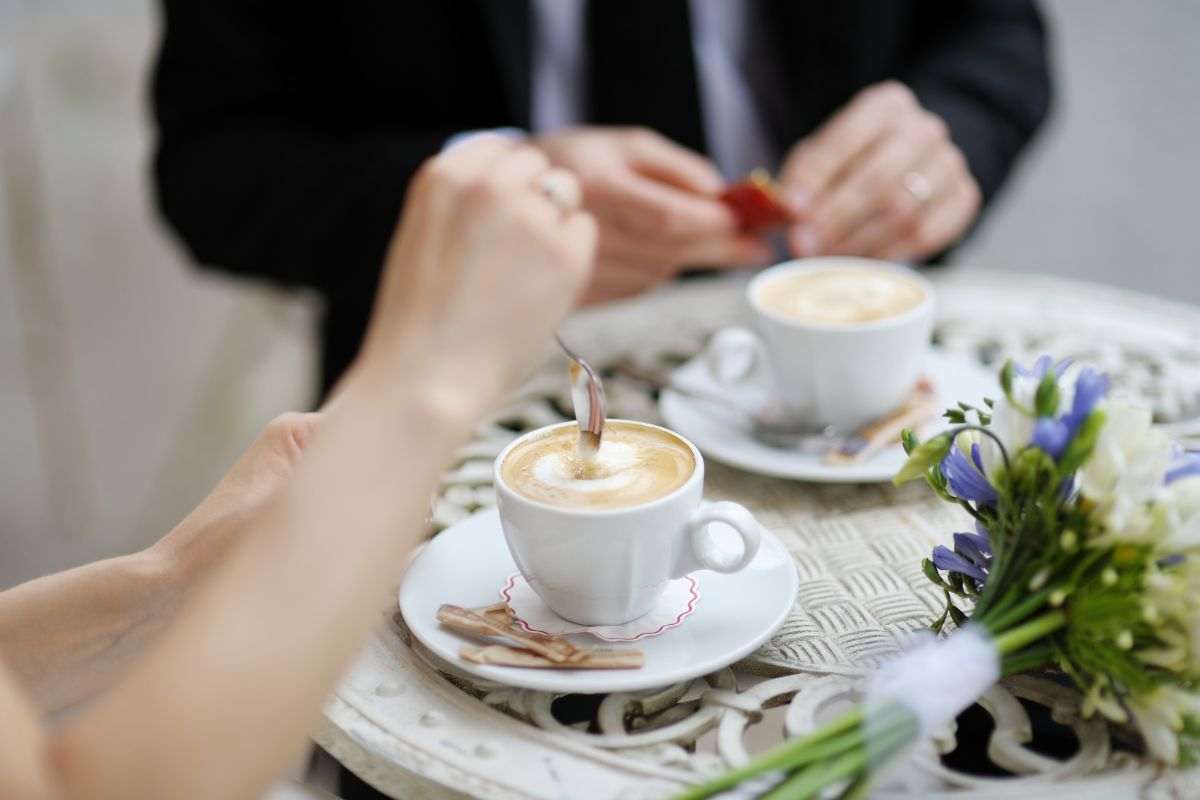 persone bevono caffè insieme