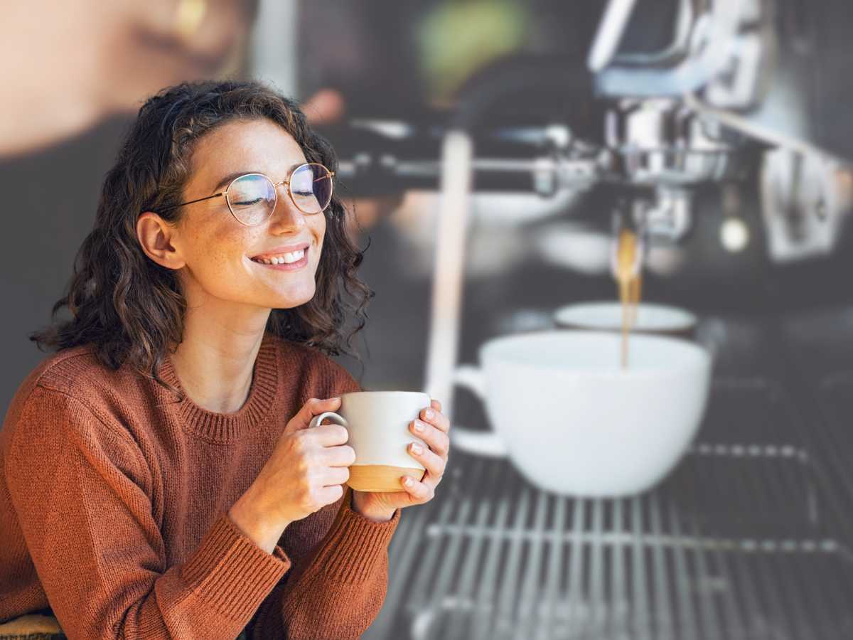 Ragazza beve il caffè e tazza di caffè da sfondo