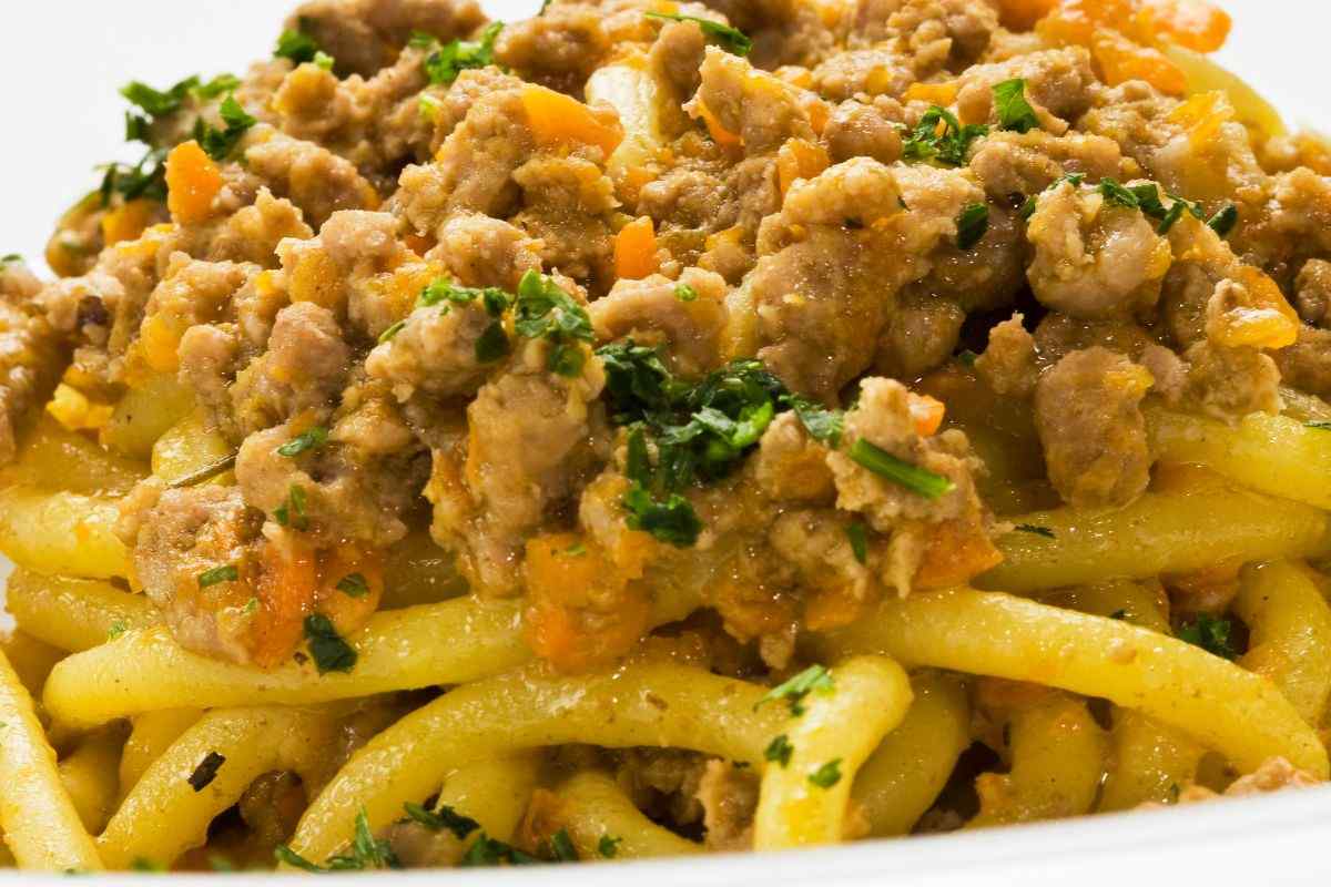 piatto di bigoli conditi con ragù bianco