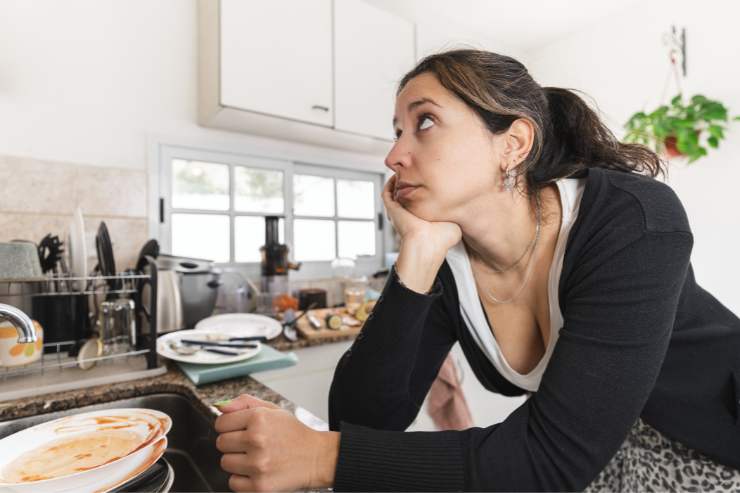 Ragazza guarda nel vuoto in cucina