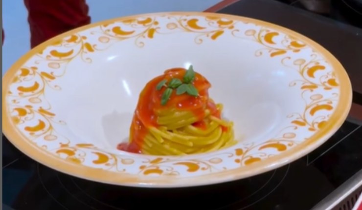 piatto di spaghetti con salsa di pomodoro e basilico