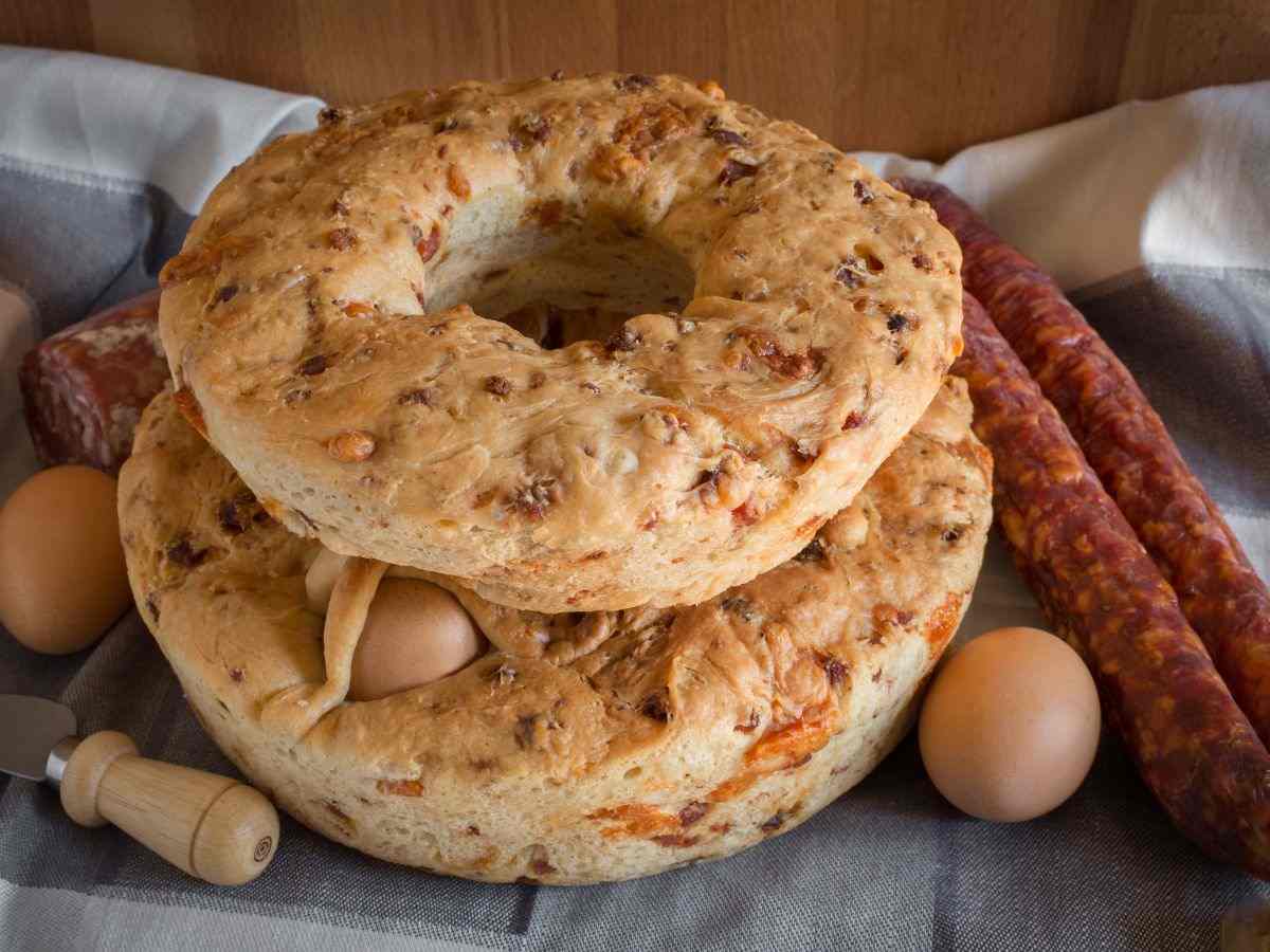 casatiello napoletano con uova e salame