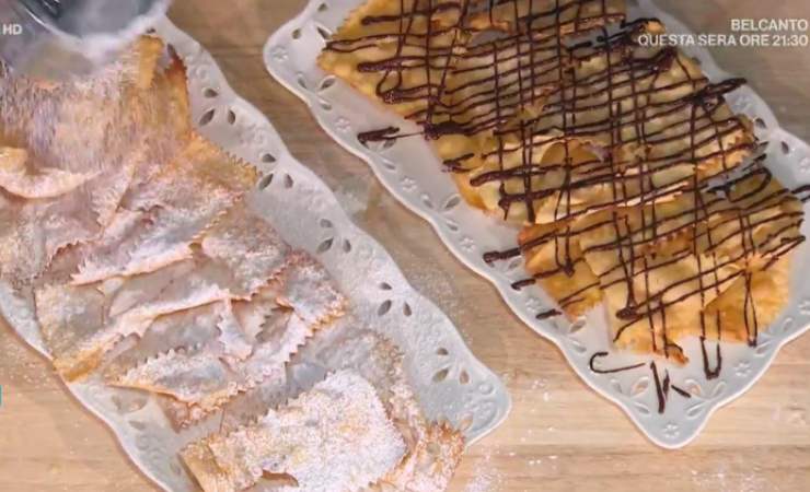 chiacchiere con zucchero e al cioccolato