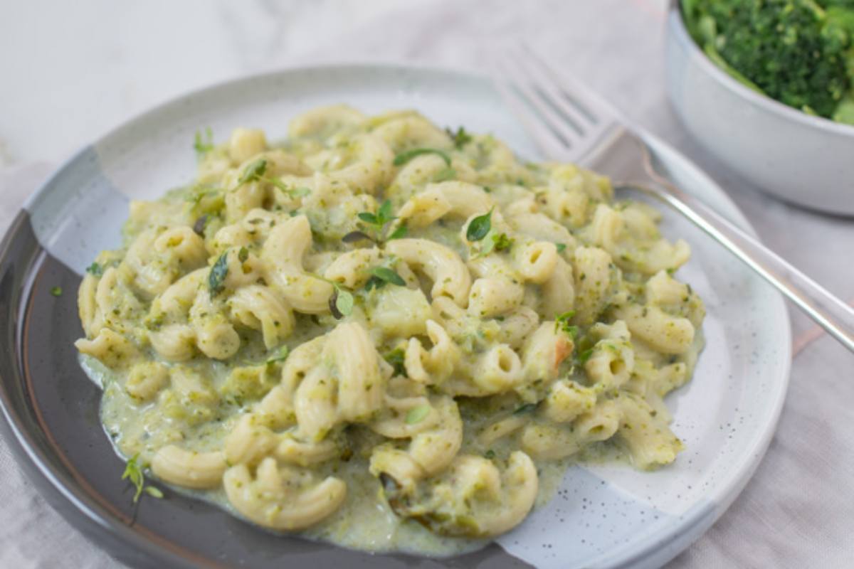 Piatto di pasta cremoso con forchetta