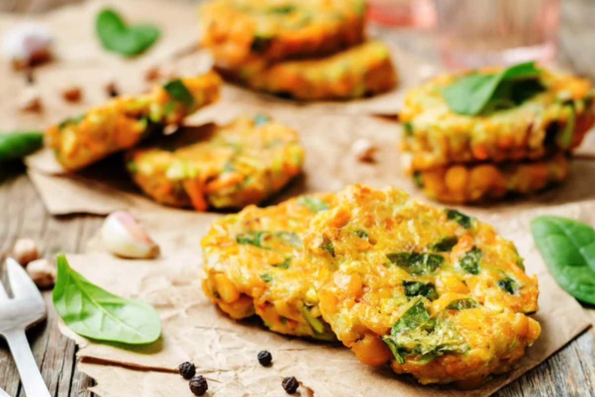 hamburger di zucchine sparsi su tavolo di legno