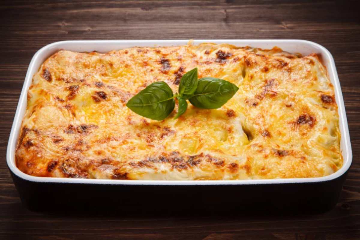 una lasagna bianca cotta in teglia