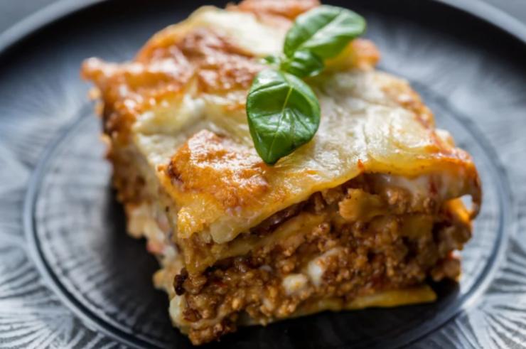 fetta di lasagna bianca in un piatto