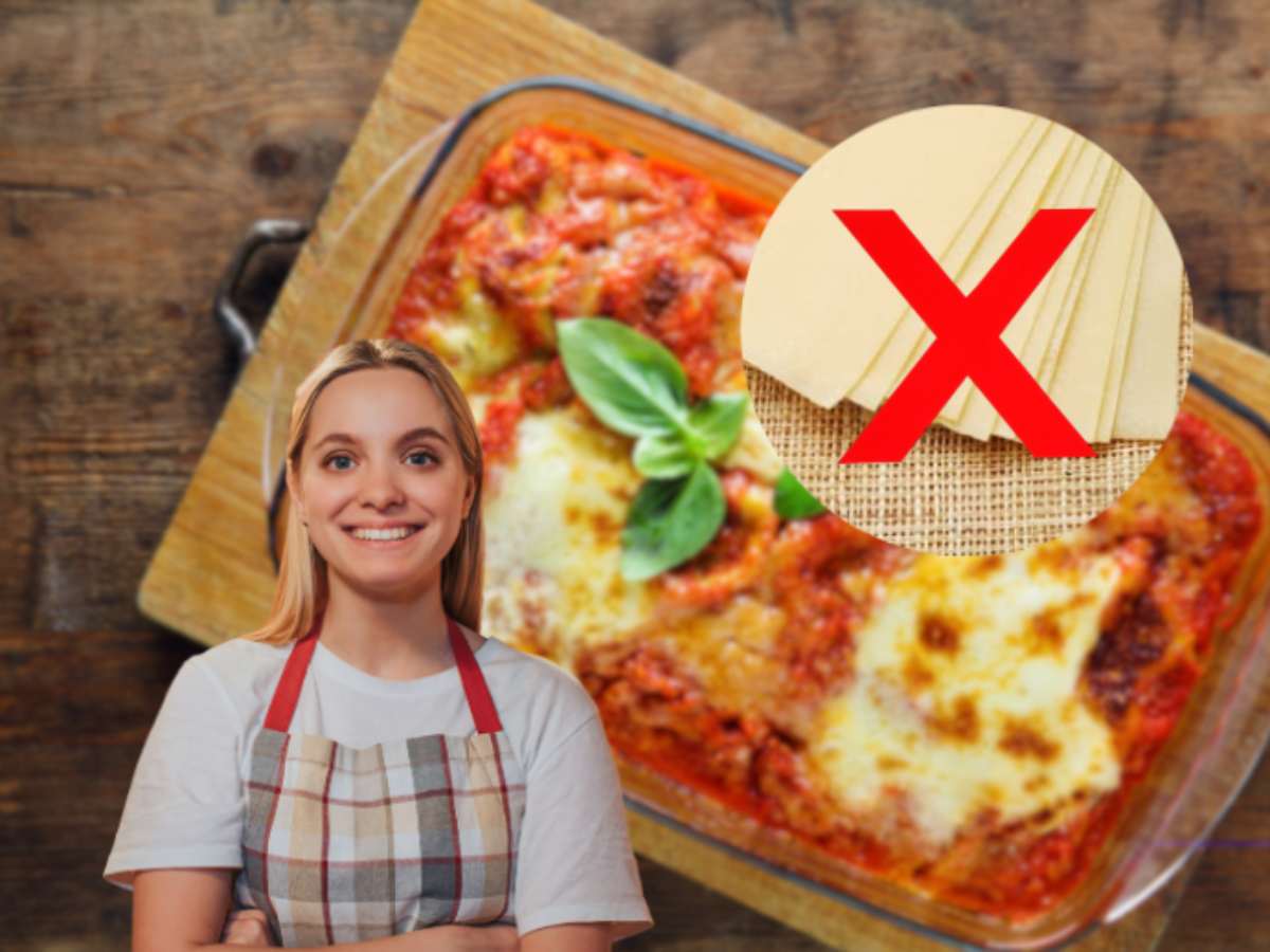 donna con grembiule e pirofila con pietanza al forno con x sulle lasagne