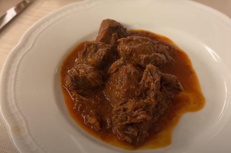 piatto con dentro spezzatino di cinghiale al sugo