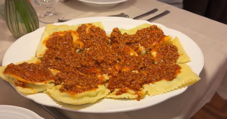 piatto di tortelli al ragù