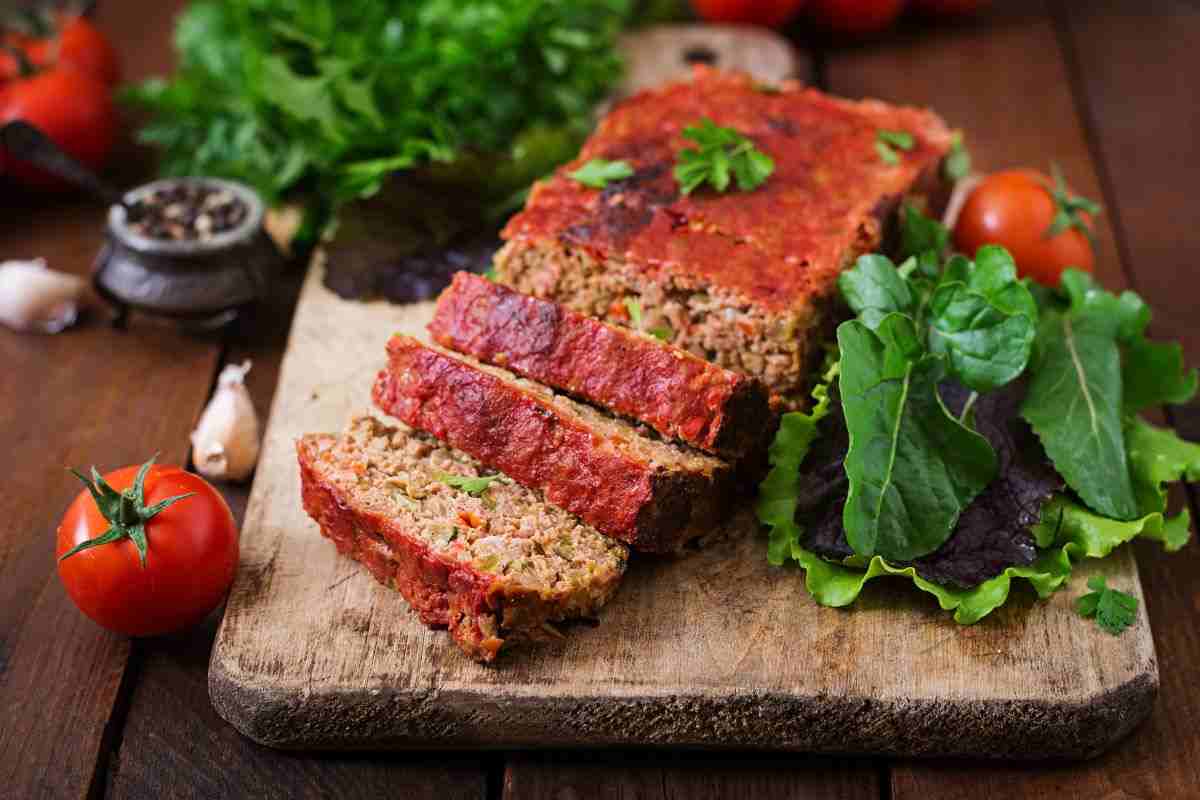 polpettone con salsa di pomodoro e basilico