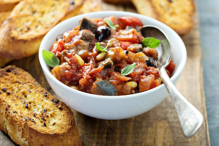 Ciotola con le melanzane e pomodoro