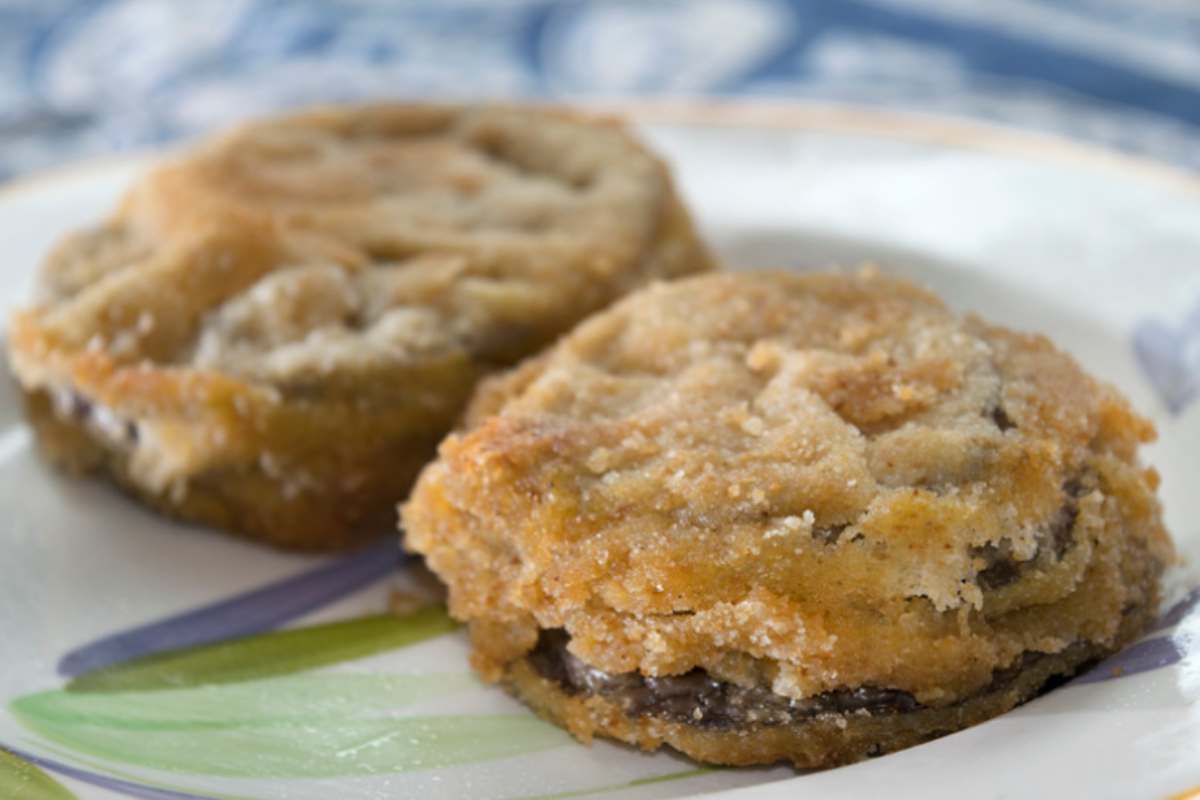 melanzane fritte ripiene in un piatto